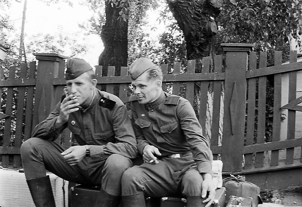 Возвращение из армии. В ожидании поезда, май 1959, Татарская АССР, ст. Агрыз. Демобилизованные солдаты возвращаются в Ижевск. Ждут поезд на станции Агрыз.&nbsp;Фотография из архива Вадима Иванова.