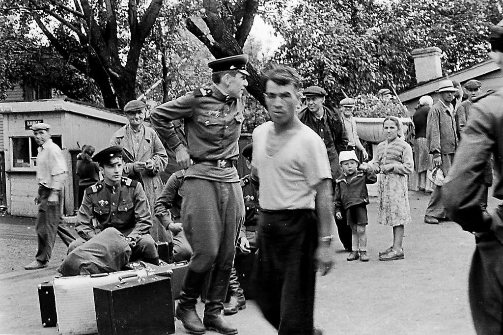 Возвращение из армии. В ожидании поезда, май 1959, Татарская АССР, ст. Агрыз. Демобилизованные солдаты возвращаются в Ижевск. Ждут поезд на станции Агрыз.Фотография из архива Вадима Иванова.