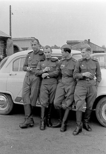 Возвращение из армии. В ожидании поезда., май 1959, Татарская АССР, ст. Агрыз. Демобилизованные солдаты возвращаются в Ижевск. Ждут поезд на станции Агрыз.Фотография из архива Вадима Иванова.