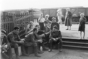 Возвращение из армии. В ожидании поезда, май 1959, Татарская АССР, ст. Агрыз. Демобилизованные солдаты возвращаются в Ижевск. Ждут поезд на станции Агрыз.Фотография из архива Вадима Иванова.
