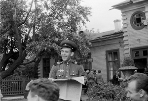 Возвращение из армии. В ожидании поезда., май 1959, Татарская АССР, станция Агрыз. Демобилизованные солдаты возвращаются в Ижевск. Ждут поезд на станции Агрыз.Фотография из архива Вадима Иванова.