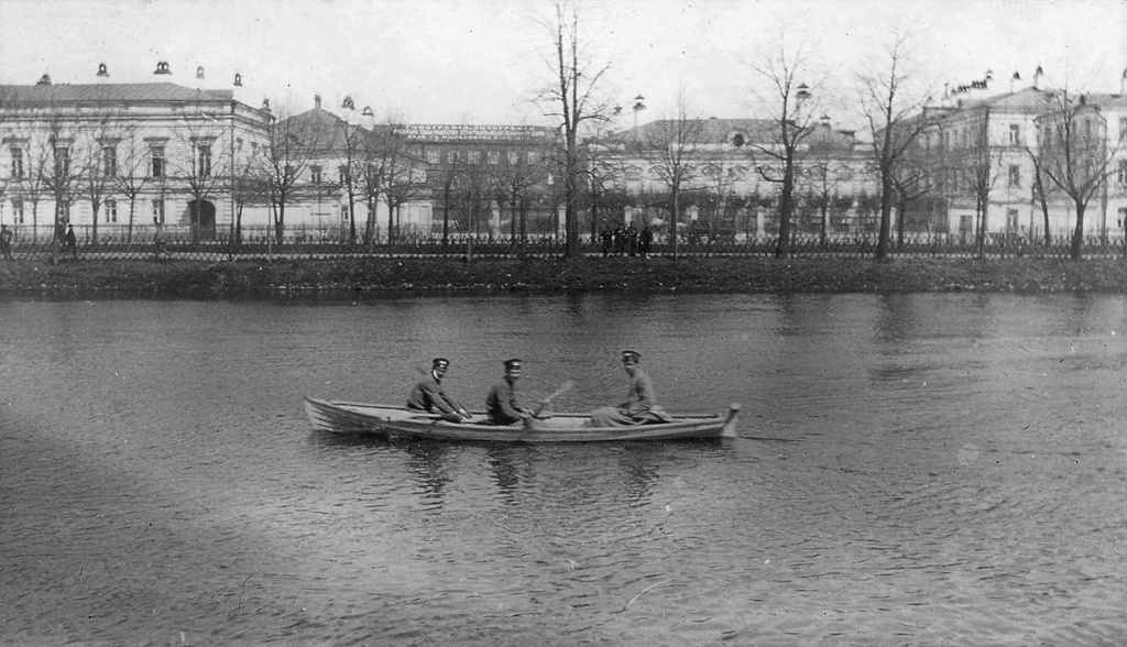 Гимназисты Четвертой гимназии на Чистых прудах, 1898 - 1905, г. Москва. Четвертая мужская гимназия выделялась среди казенных гимназий. Она была классической гимназией высшего разряда – с двумя древними языками, латынью и греческим, что давало право после ее окончания поступать в Московский университет. Здесь были прекрасные преподаватели, многие из которых писали учебники по своим предметам. Физику преподавал Константин Дмитриевич Краевич, автор учебника, словесность – Лев Иванович Поливанов, математику – Александр Федорович Малинин и Константин Петрович Буренин. Преподавателей отличал творческий подход к процессу обучения. Например, Малинин воспитывал в учащихся самостоятельность и критическое отношение к делу, проводя уроки так, что они превращались в состязание учеников с преподавателем и друг с другом. В 1864 году гимназию на Покровке закончил с серебряной медалью «отец русской авиации» Николай Егорович Жуковский. Уже к третьему классу Николай Жуковский стал лучшим учеником гимназии, а знакомство с любимым учителем Малининым сыграло большую роль в развитии его блестящих данных. А вот Косте Алексееву, будущему реформатору русского театра Константину Сергеевичу Станиславскому, здесь не понравилось. Он вспоминал, как мать вообще не хотела отдавать его в какую-либо гимназию, боясь, что его будут сажать в карцер учителя, обижать грубые и злые одноклассники, которые вдобавок могут заразить его опасными болезнями. С трудом выдержав три года, Костя наотрез отказался учиться здесь дальше. Но именно в Четвертой гимназии Станиславский познакомился с Саввой Тимофеевичем Морозовым, будущим меценатом своего театра. Зато академик Алексей Александрович Шахматов всю жизнь вспоминал свою гимназию с благодарностью. Алеша Шахматов был сразу принят в пятый класс. Шахматов сам был удивительным гимназистом. Его называли «мальчиком-легендой». Еще юным он вошел в круг известных ученых, переписывался с Алексеем Ивановичем Соболевским, который не подозревал о его возрасте и величал милостивым государем. За год до окончания гимназии Шахматов выступил оппонентом на защите магистерской диссертации Соболевского. Через десять лет после окончания гимназии Шахматов стал академиком. Его метод сравнительно-исторического анализа произвел революцию в исследовании русских летописей. Список знаменитостей гимназии можно продолжать долго. Это и Николай Александрович Скрябин, дипломат, отец композитора, и Павел Акинфиевич Хохлов, оперный артист Большого театра, и антрополог Николай Юрьевич Зограф, и зоолог Сергей Алексеевич Зернов, основоположник гидробиологии и создатель первого в СССР института рыбного хозяйства, и знаменитый доктор Федор лександрович Гетье – первый главный врач Солдатенковской (Боткинской) больницы, личный врач всех кремлевских вождей. Выпускником гимназии был и другой врач – Александр Сергеевич Пучков, создатель и первый руководитель московской станции «Скорой помощи», основанной в 1923 году. Пучкова сравнивают с доктором Гаазом: Гааз отдал сердце беднякам, чтобы облегчить их страдания, Пучков сделал все, чтобы не дать погибнуть человеку при внезапных заболеваниях и в катастрофах. Под руководством Александра Пучкова бригады «Скорой» ездили по Москве после бомбежек во время Великой Отечественной войны. А еще Пучков придумал металлические гребенки на эскалаторах в московском метро, чтобы избежать лишних травм, и трехгранные бутылочки для уксусной эссенции, чтобы их в темноте можно было опознать и не использовать по ошибке.&nbsp;