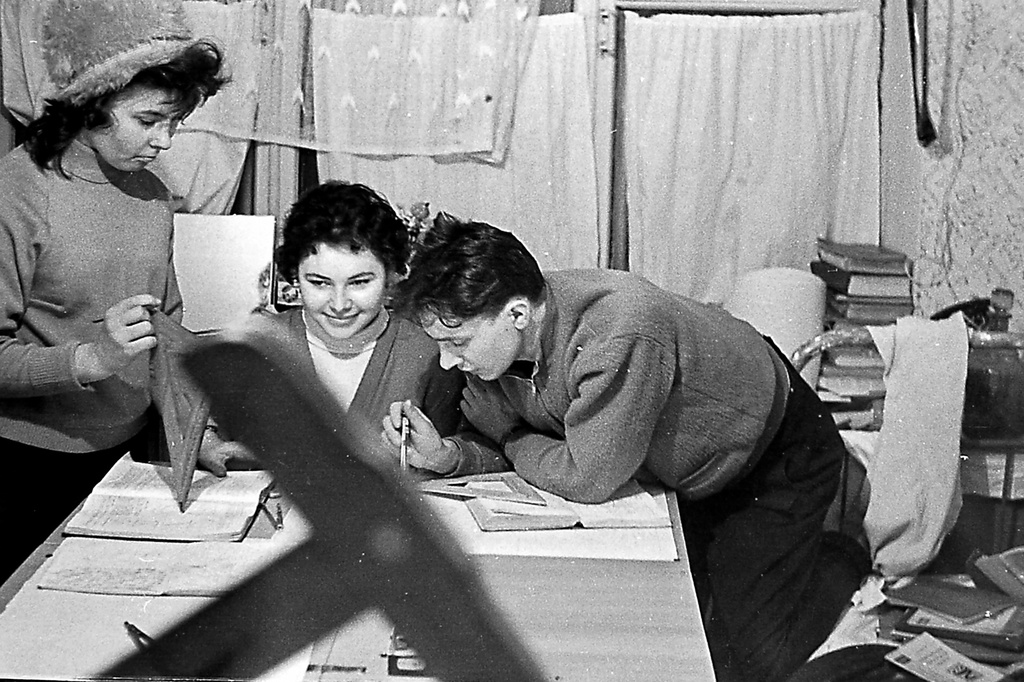 Студенты за черчением. Зима 1963, январь - февраль 1963, Удмуртская АССР, г. Ижевск. Студенты Ижевского механического института в общежитие за черчением. Обычная студенческая жизнь – кто-то учится, кто-то спит, кто-то даже мешает фотографировать.Фотография из архива Вадима Иванова.