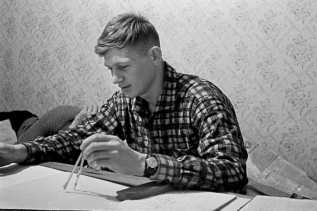 Студенты за черчением. Зима 1963, январь - февраль 1963, Удмуртская АССР, г. Ижевск. Студенты Ижевского механического института в общежитие за черчением. Обычная студенческая жизнь – кто-то учится, кто-то спит, кто-то даже мешает фотографировать.Фотография из архива Вадима Иванова.