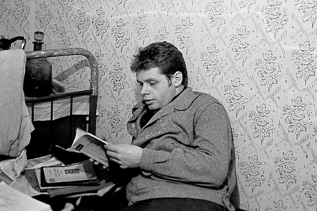 Студенты за черчением. Зима 1963, январь - февраль 1963, Удмуртская АССР, г. Ижевск. Студенты Ижевского механического института в общежитие за черчением. Обычная студенческая жизнь – кто-то учится, кто-то спит, кто-то даже мешает фотографировать.Фотография из архива Вадима Иванова.