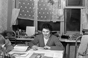 Студенты за черчением. Зима 1963, январь - февраль 1963, Удмуртская АССР, г. Ижевск. Студенты Ижевского механического института в общежитие за черчением. Обычная студенческая жизнь – кто-то учится, кто-то спит, кто-то даже мешает фотографировать.&nbsp;Фотография из архива Вадима Иванова.Выставка «Студенты за учебой» с этой фотографией.