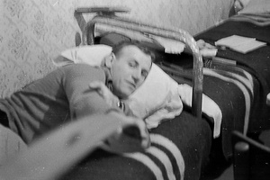 Студенты за черчением. Зима 1963, январь - февраль 1963, Удмуртская АССР, г. Ижевск. Студенты Ижевского механического института в общежитие за черчением. Обычная студенческая жизнь – кто-то учится, кто-то спит, кто-то даже мешает фотографировать.Фотография из архива Вадима Иванова.Выставка «Студенты за учебой» с этой фотографией.