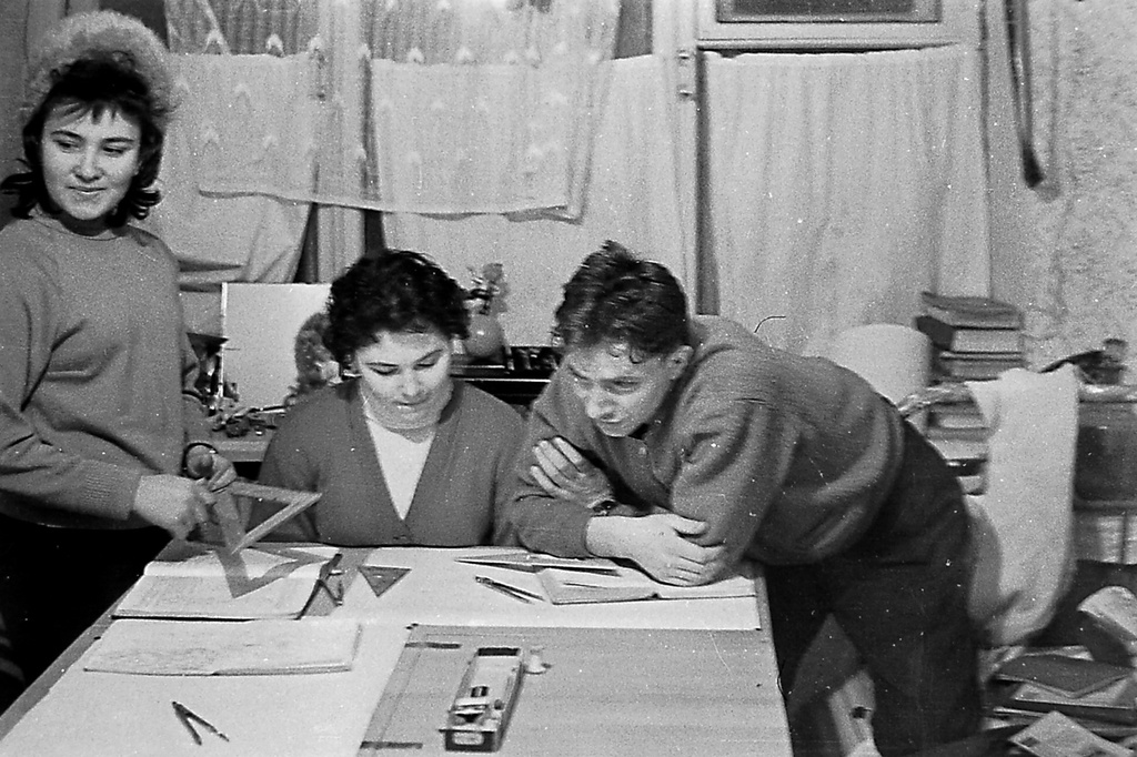 Студенты за черчением. Зима 1963, январь - февраль 1963, Удмуртская АССР, г. Ижевск. Студенты Ижевского механического института в общежитие за черчением. Обычная студенческая жизнь – кто-то учится, кто-то спит, кто-то даже мешает фотографировать.Фотография из архива Вадима Иванова.