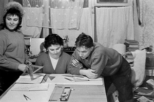 Студенты за черчением. Зима 1963, январь - февраль 1963, Удмуртская АССР, г. Ижевск. Студенты Ижевского механического института в общежитие за черчением. Обычная студенческая жизнь – кто-то учится, кто-то спит, кто-то даже мешает фотографировать.Фотография из архива Вадима Иванова.Выставка «Студенты за учебой» с этой фотографией.