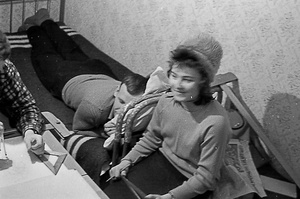 Студенты за черчением. Зима 1963, январь - февраль 1963, Удмуртская АССР, г. Ижевск. Студенты Ижевского механического института в общежитие за черчением. Обычная студенческая жизнь – кто-то учится, кто-то спит, кто-то даже мешает фотографировать.Фотография из архива Вадима Иванова.Выставка «Студенты за учебой» с этой фотографией.