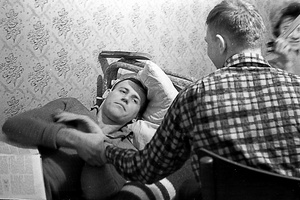Студенты за черчением. Зима 1963, январь - февраль 1963, Удмуртская АССР, г. Ижевск. Студенты Ижевского механического института в общежитие за черчением. Обычная студенческая жизнь – кто-то учится, кто-то спит, кто-то даже мешает фотографировать. Фотография из архива Вадима Иванова.Выставка «Студенты за учебой» с этой фотографией.