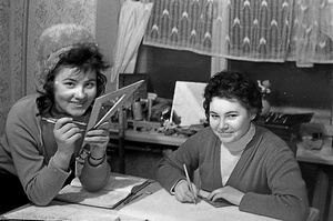 Студенты за черчением. Зима 1963, январь - февраль 1963, Удмуртская АССР, г. Ижевск. Студенты Ижевского механического института в общежитие за черчением. Обычная студенческая жизнь – кто-то учится, кто-то спит, кто-то даже мешает фотографировать.Фотография из архива Вадима Иванова.Выставка «Студенты за учебой» с этой фотографией.