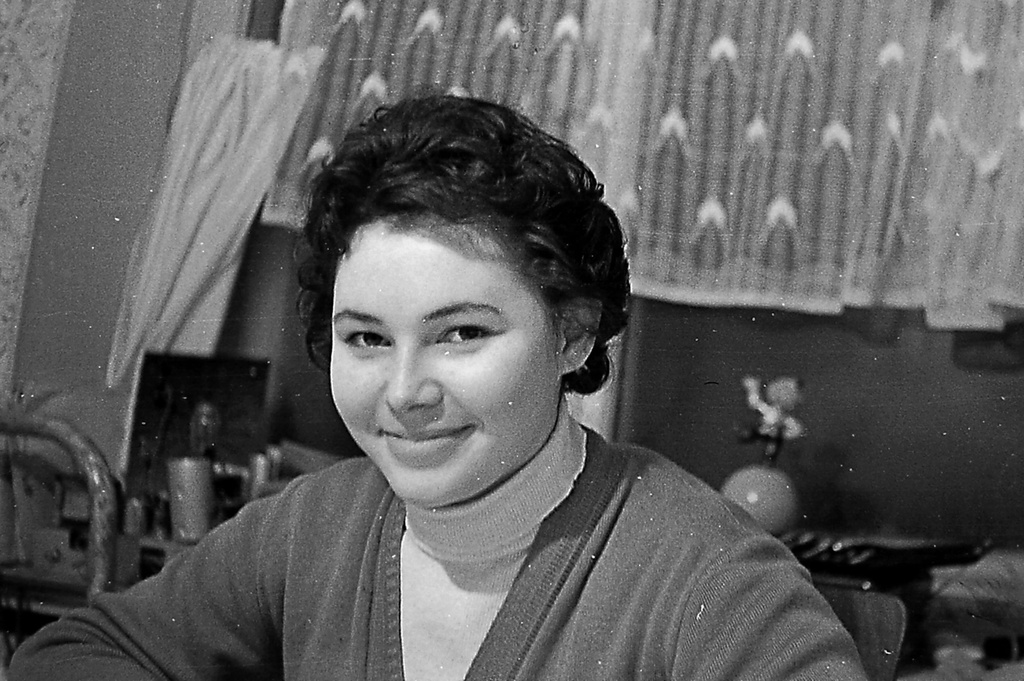 Студенты за черчением. Зима 1963, январь - февраль 1963, Удмуртская АССР, г. Ижевск. Студенты Ижевского механического института в общежитие за черчением. Обычная студенческая жизнь – кто-то учится, кто-то спит, кто-то даже мешает фотографировать.Фотография из архива Вадима Иванова.