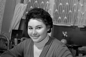 Студенты за черчением. Зима 1963, январь - февраль 1963, Удмуртская АССР, г. Ижевск. Студенты Ижевского механического института в общежитие за черчением. Обычная студенческая жизнь – кто-то учится, кто-то спит, кто-то даже мешает фотографировать.Фотография из архива Вадима Иванова.Выставка «Студенты за учебой» с этой фотографией.