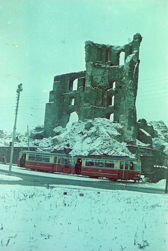 Трамвай проезжает мимо стен Королевского замка, 1965 - 1970, г. Калининград