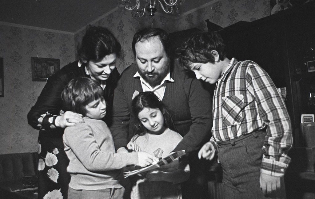 Писатель Георгий Вайнер с женой Александрой и детьми Стасом, Аней и Костей, 15 января 1983, г. Москва