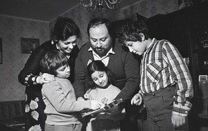 Писатель Георгий Вайнер с женой Александрой и детьми Стасом, Аней и Костей, 15 января 1983, г. Москва