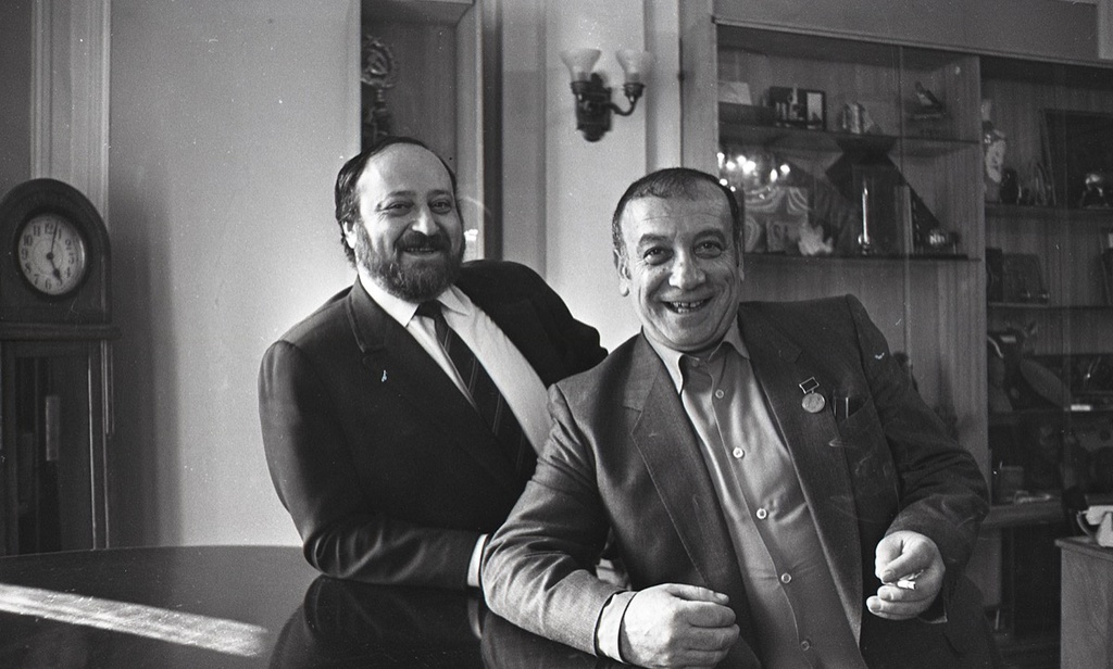 Писатели Аркадий и Георгий Вайнеры в Союзе писателей СССР, 11 апреля 1985, г. Москва