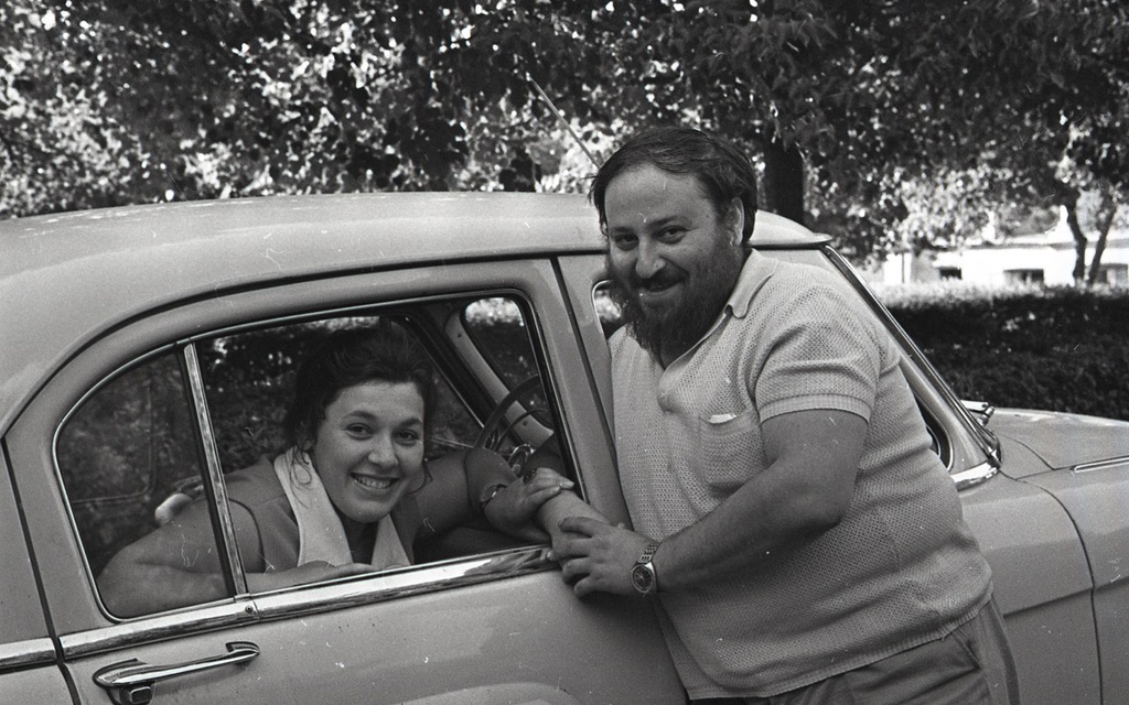 Около Союза писателей СССР, 5 июля 1973, г. Москва. Писатель Георгий Вайнер.