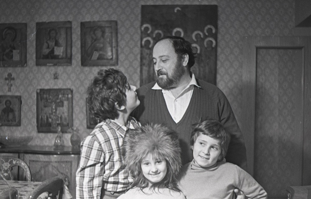 Писатель Георгий Вайнер с детьми Стасом, Аней и Костей, 15 января 1983, г. Москва
