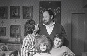 Писатель Георгий Вайнер с детьми Стасом, Аней и Костей, 15 января 1983, г. Москва