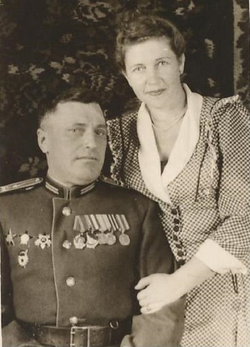 Гвардии полковник В. В. Милосердов и его супруга Федосия Ивановна, 1 июня 1954, Псковская обл., г. Остров