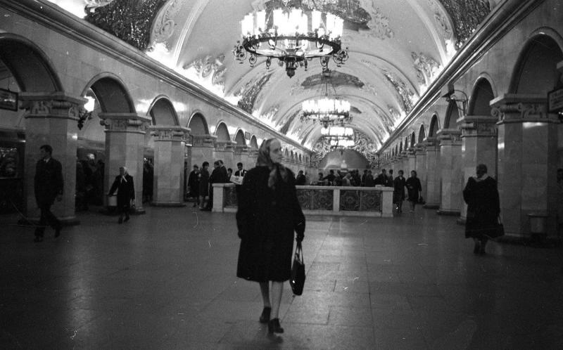 Госпожа Рамсинг на станции «Комсомольская» (кольцевая) Московского метрополитена, 1968 год, г. Москва. Из серии «Госпожа Рамсинг в СССР».