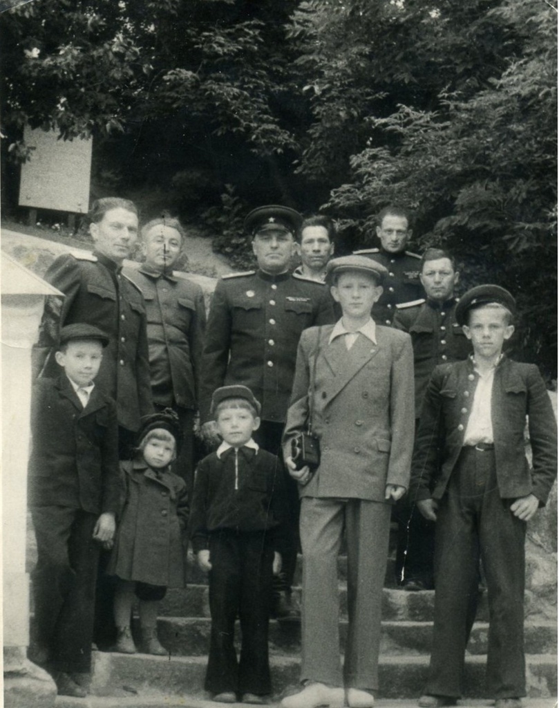 Святогорский монастырь. Пушкинские горы, 6 июня 1954, Псковская обл.. Офицеры со своими семьями посетили могилу А. С. Пушкина.