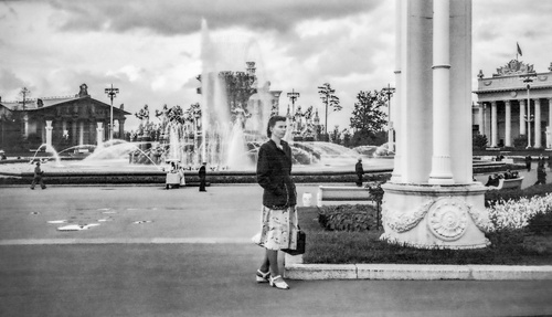 У фонтана на ВСХВ, 1 июля 1956 - 15 августа 1956, г. Москва