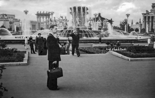 У фонтана Дружба народов, 1 июля 1956 - 15 августа 1956, г. Москва