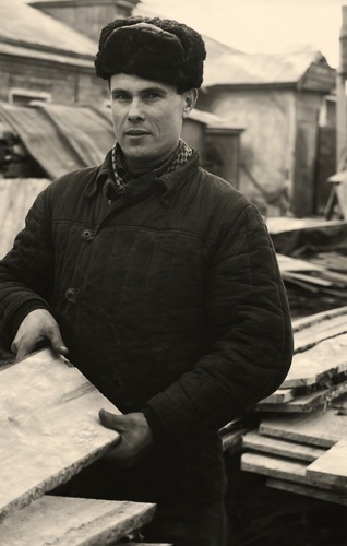 Рабочий Белгородской мебельной фабрики, март 1966, г. Белгород, ул. Волчанская