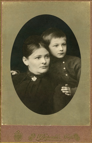 Юлия Петровна Рогге (Чудинова) с младшим сыном Анатолием, 1891 - 1893, г. Орел