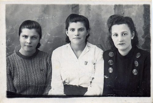 Выпускницы школы 1946. Люба Баранова, Клава Чайкина, Ида Голембо, май - июнь 1947, Ростовская обл., Чертковский р-н, ст. Чертково