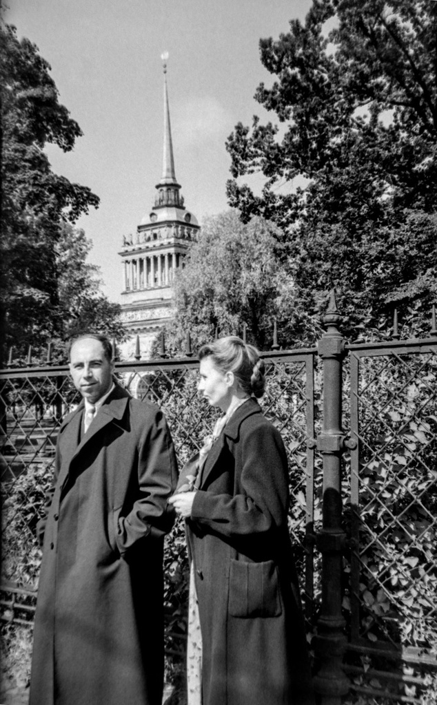 Портрет на фоне Адмиралтейства, 1 - 28 июля 1956, г. Ленинград. Слева направо: Михаил Трофимович Кретинин и Клавдия Федоровна Иванова у Адмиралтейства.Пленка N 010 кадр 04 © Г. В. Иванов