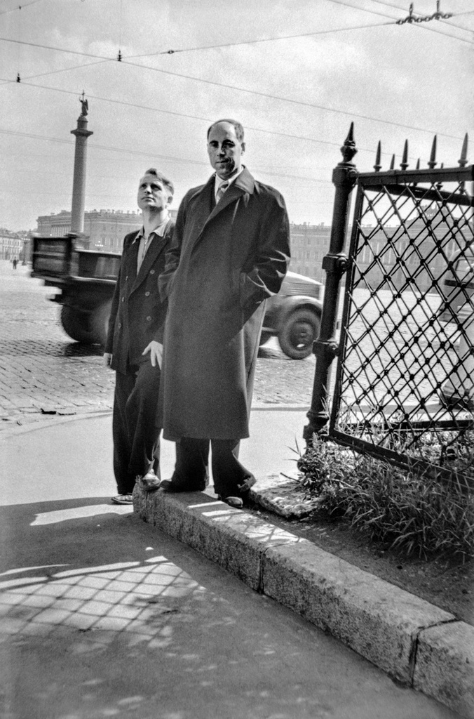 Прогулка по Дворцовой площади, 1 - 28 июля 1956, г. Ленинград. Слева направо: Владимир Максимович Иванов и Михаил Трофимович Кретинин на Дворцовой площади. Пленка N 010 кадр 03 © Г. В. Иванов