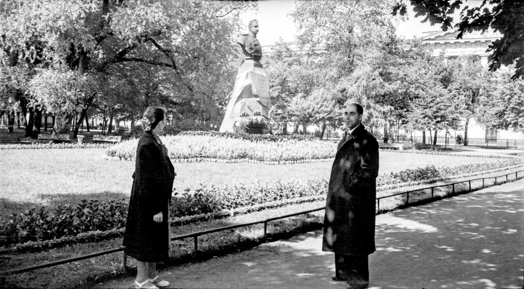 У памятника Н.М. Пржевальскому в Александровском саду, 1 - 28 июля 1956, г. Ленинград. Памятник Н.М. Пржевальскому в Александровском саду (ранее сад Трудящихся им. М. Горького). Слева направо: Иванова Клавдия Федоровна и Михаил Трофимович Кретинин.Пленка N 010 кадр 06 © Г. В.&nbsp;Иванов 