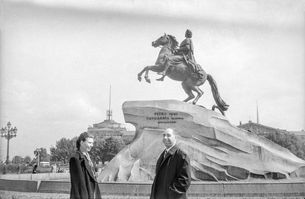 У памятника Петру I, 1 - 28 июля 1956, г. Ленинград. Клавдия Федоровна&nbsp;Иванова  и Михаил Трофимович Кретинин у памятника Петру I.Пленка № 010, кадр 08 © Г. В. Иванов.