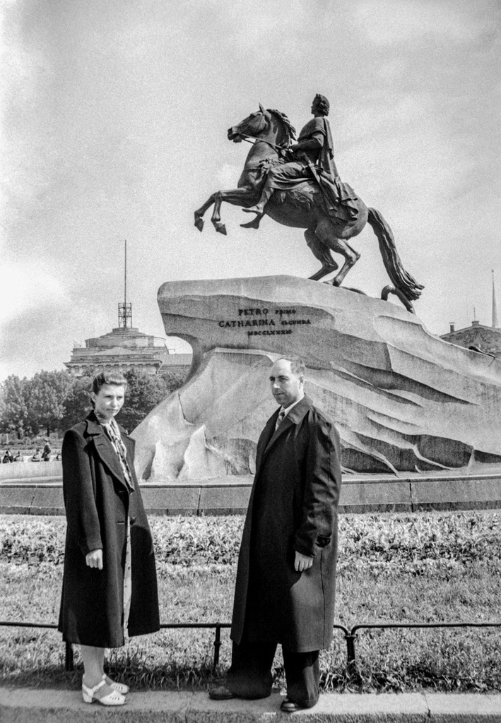 В центре Ленинграда, 1 - 28 июля 1956, г. Ленинград. Клавдия Федоровна&nbsp;Иванова и Михаил Трофимович Кретинин у памятника Петру I.Пленка № 010, кадр 09 © Г. В. Иванов.