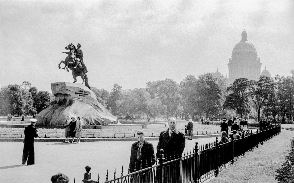 На Сенатской площади, 1 - 28 июля 1956, г. Ленинград. Клавдия Федоровна&nbsp;Иванова  и Михаил Трофимович Кретинин у памятника Петру I.&nbsp;На заднем плане в правой части кадра виден купол Исаакиевского собора.&nbsp;Пленка № 010, кадр 10 © Г. В. Иванов.