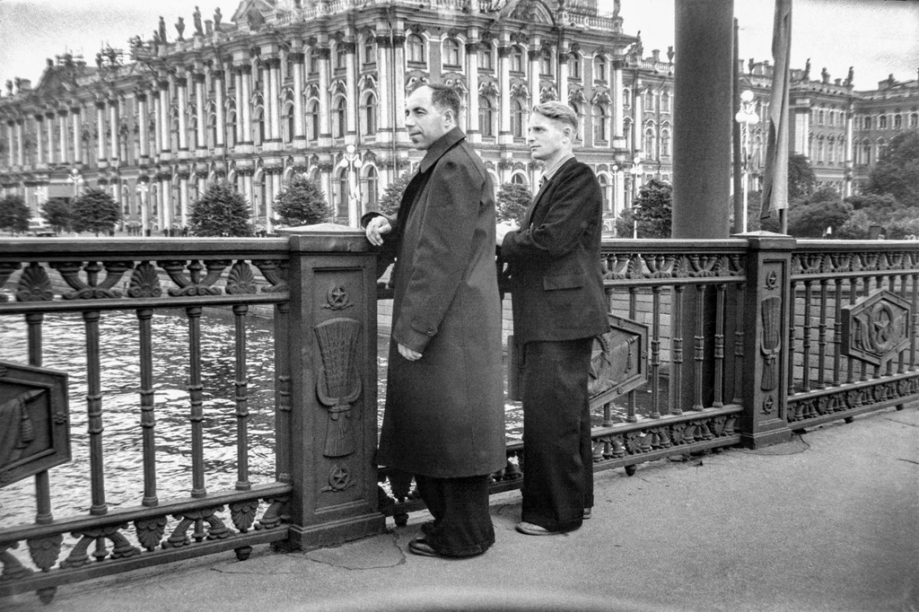 На Дворцовом мосту, 1 - 28 июля 1956, г. Ленинград. Михаил Трофимович Кретинин и Владимир Максимович Иванов. На заднем плане вид на Зимний дворец.Пленка № 010, кадр 16 © Г. В. Иванов.