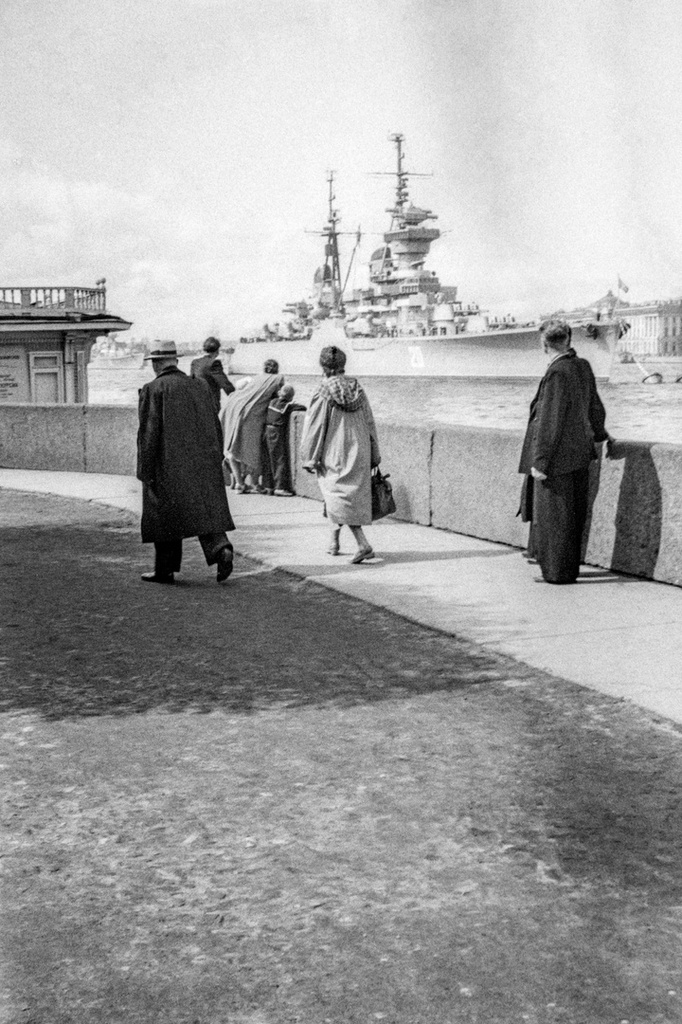 Крейсер, 1 - 28 июля 1956, г. Ленинград. На Неве крейсер «Жданов» готовится к празднованию Дня ВМФ. Легкий крейсер проекта 68-бис, заводской номер 419. Построен на Балтийском заводе в Ленинграде (ранее завод № 189 имени Серго Орджоникизде). 29 июля 1956 года – этот крейсер (бортовой № 20) участвовал в параде по случаю ДНЯ ВМФ в качестве флагманского корабля. На его борту главком ВМФ СССР адмирал Сергей Георгиевич Горшков выступил с речью.Пленка № 010, кадр 12 © Г. В. Иванов.