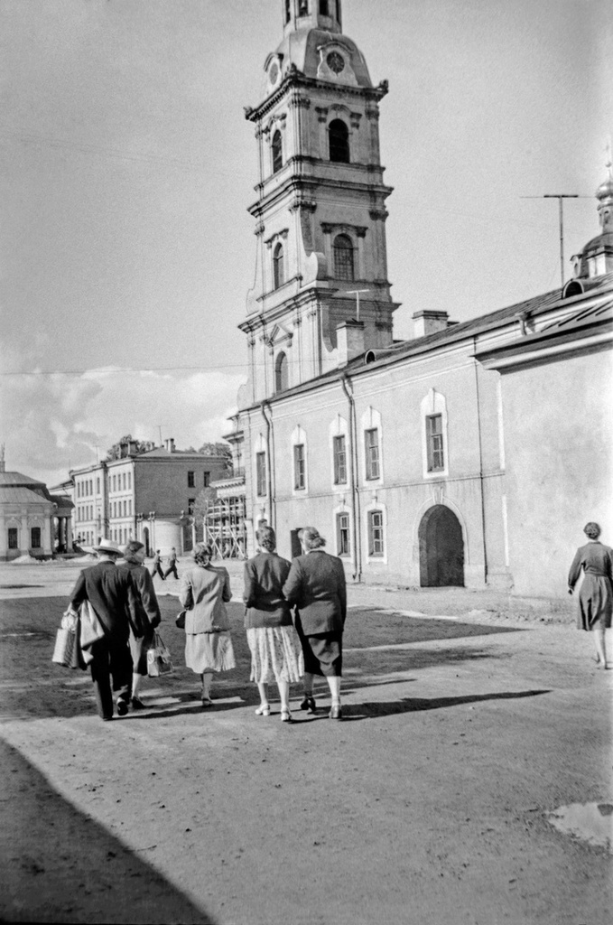 В Петропавловской крепости, 1 - 28 июля 1956, г. Ленинград. Экскурсия в Петропавловскую крепость. Колокольня Собора святых апостолов Петра и Павла.Пленка № 010, кадр 17 © Г. В. Иванов.