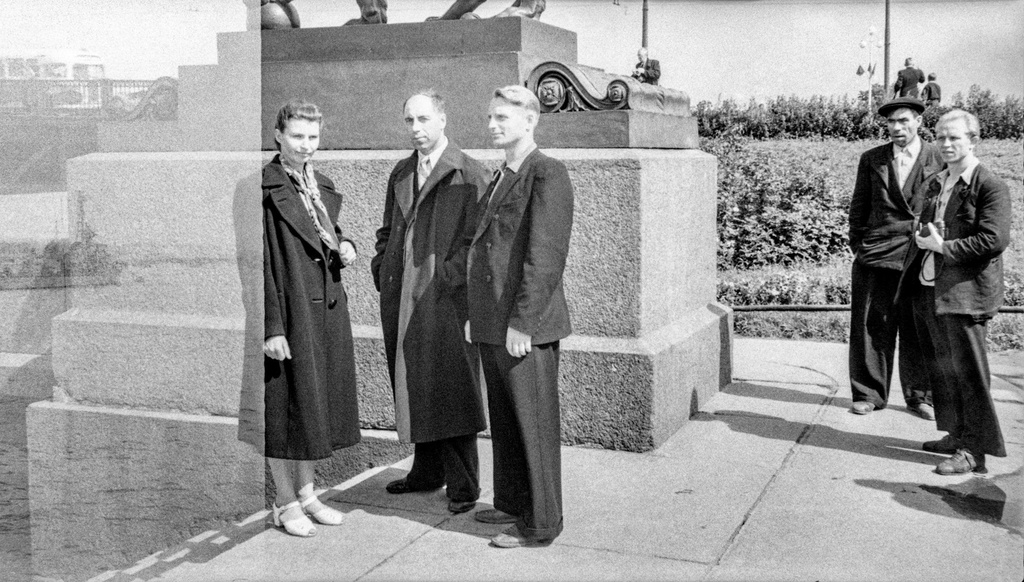 Групповой портрет, 1 - 28 июля 1956, г. Ленинград. Клавдия Федоровна Иванова, Михаил Трофимович Кретинин и Владимир Максимович Иванов у Дворцового моста. Справа два неизвестных мужчины.Пленка № 010, кадр 14 © Г. В. Иванов.
