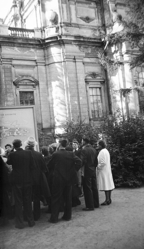 Экскурсия в Петропавловской крепости, 1 - 28 июля 1956, г. Ленинград. Пленка N 010 кадр 20 © Иванов Г. В.