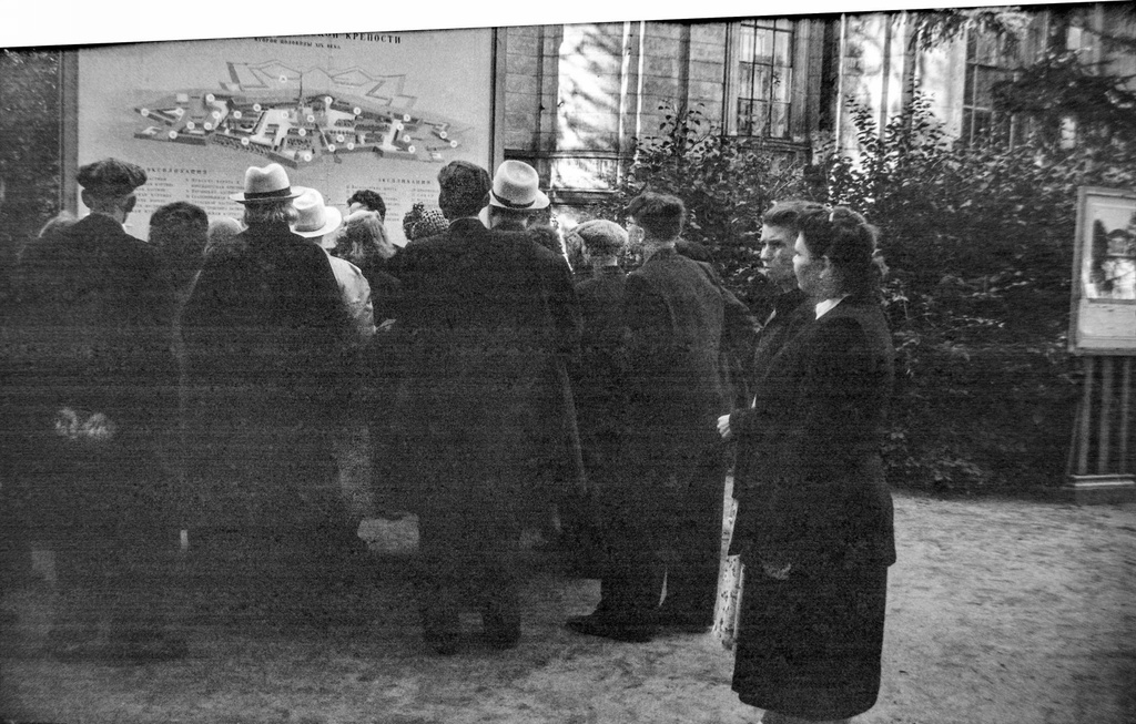 Экскурсанты у схемы Петропавловской крепости, 1 - 28 июля 1956, г. Ленинград. Пленка N 010 кадр 19 © Иванов Г. В.