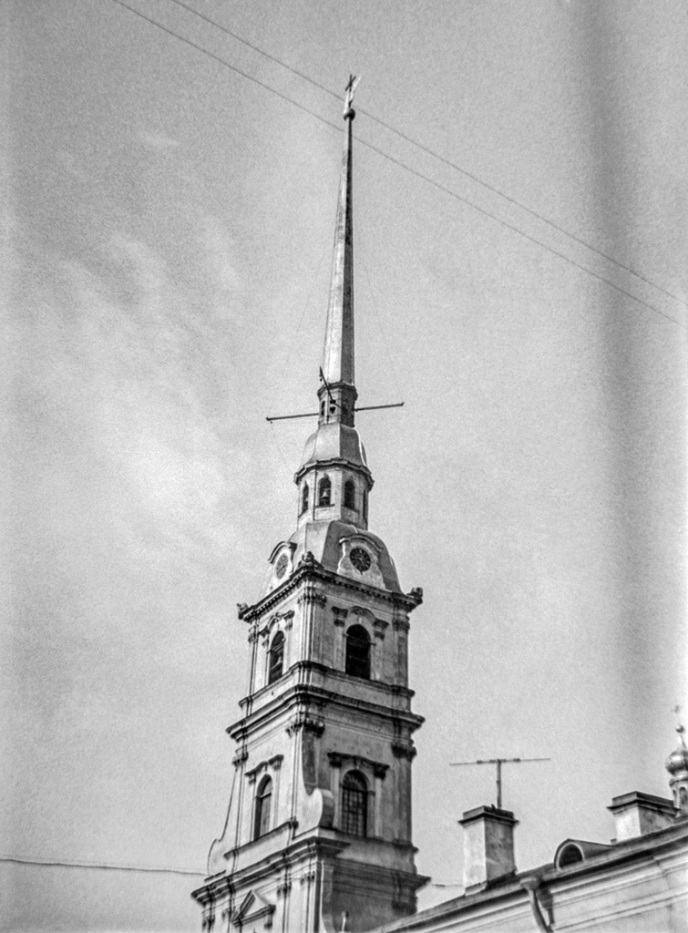 Шпиль Петропавловского собора, 1 - 28 июля 1956, г. Ленинград. Собор святых апостолов Петра и Павла в Петропавловской крепости, памятник архитектуры петровского барокко и усыпальница русских императоров.Пленка N 010 кадр 18 © Иванов Г. В.
