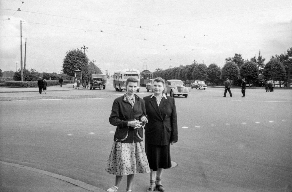 Перекресток, 1 - 28 июля 1956, г. Ленинград. Перекресток улицы Куйбышева – Каменноостровский проспект. Слева направо: Клавдия Федоровна Иванова и Леля Кретинина (жена Михаила Трофимовича Кретинина).Пленка N 010 кадр 22 © Иванов Г. В.