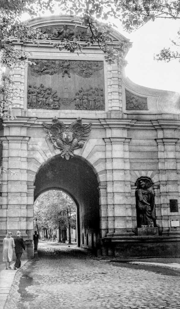 Петровские ворота, 1 - 28 июля 1956, г. Ленинград. Петровские ворота – триумфальные ворота Петропавловской крепости. Памятник истории и архитектуры стиля петровского барокко. Петровские ворота возводились в честь освобождения берегов Невы от шведов как символ победы России в Северной войне.Пленка N 010 кадр 21 © Иванов Г. В.