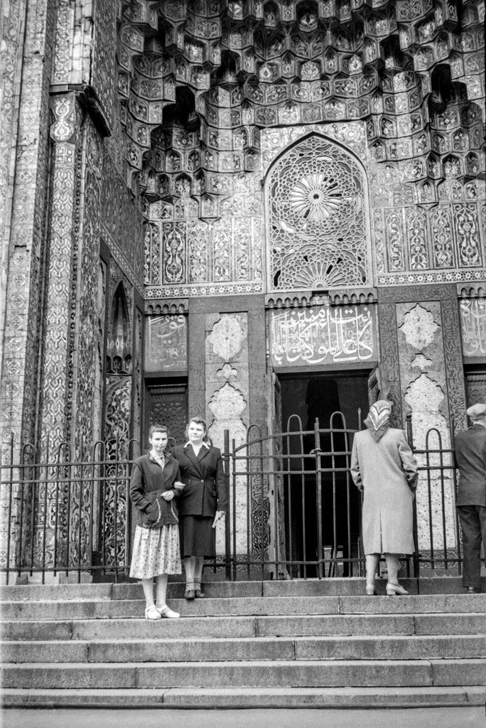 На ступенях соборной мечети, 29 июля 1956, г. Ленинград. Слева направо: Клавдия Федоровна Иванова и Леля Кретинина (жена Михаила Трофимовича Кретинина). На ступенях петербургской Соборной мечети. Кронверкский проспект, 7.Пленка N 010 кадр 24 © Иванов Г.В.