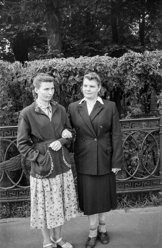 На прогулке, 29 июля 1956, г. Ленинград, Петроградский р-н. Слева направо: Клавдия Федоровна Иванова и Леля Кретинина (жена Михаила Трофимовича Кретинина). Место съемки точно определить не удалось. Предположительно, где-то в районе Александровского парка, набережной Кронверкского пролива и Соборной мечети.Пленка № 010 кадр 23 © Иванов Г.В.&nbsp;